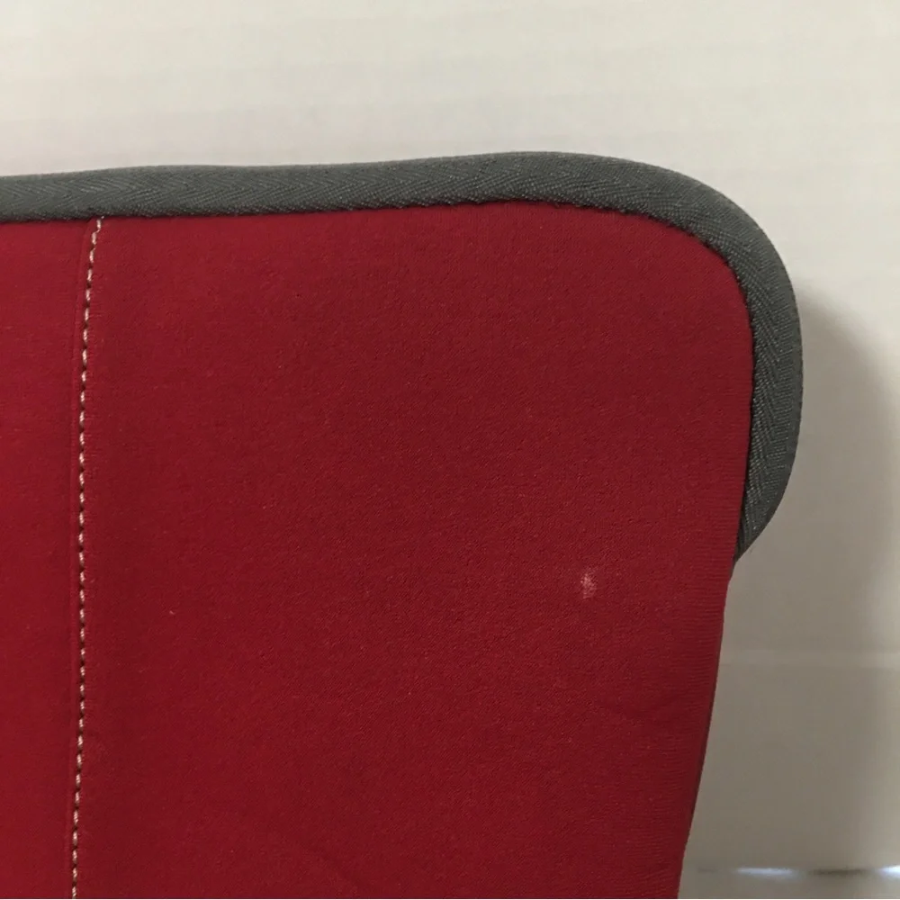 Targus laptop sleeve protector case red zips closed 15” EUC